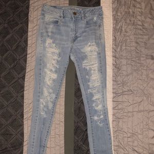AMERICAN EAGLE - AEO HIGH WASTED RIPPED JEANS